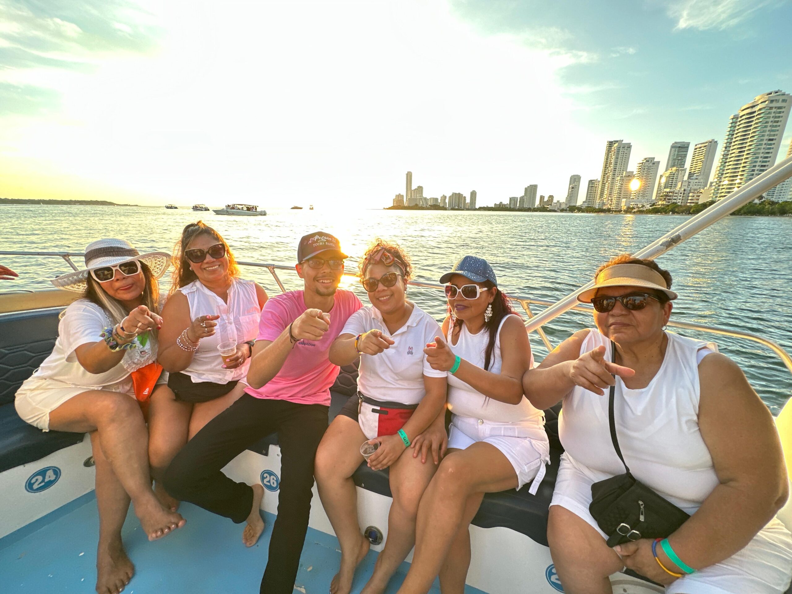 Tour Nocturno en Bote Deportivo - Image 5