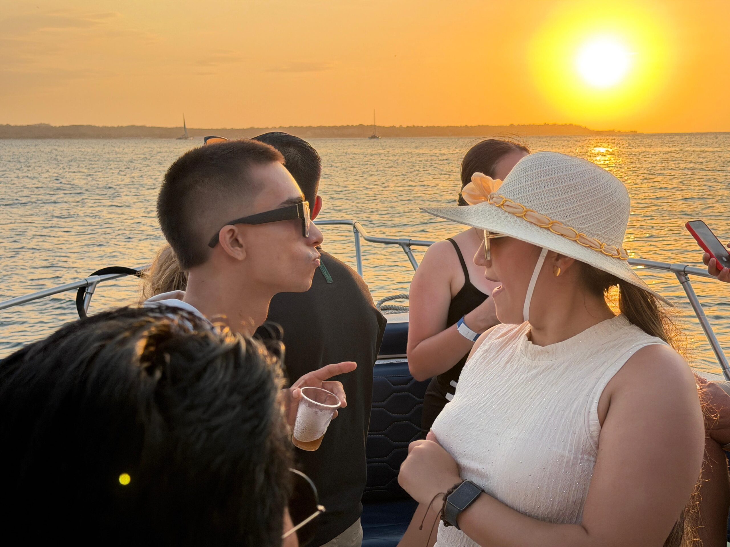 Tour Nocturno en Bote Deportivo - Image 8