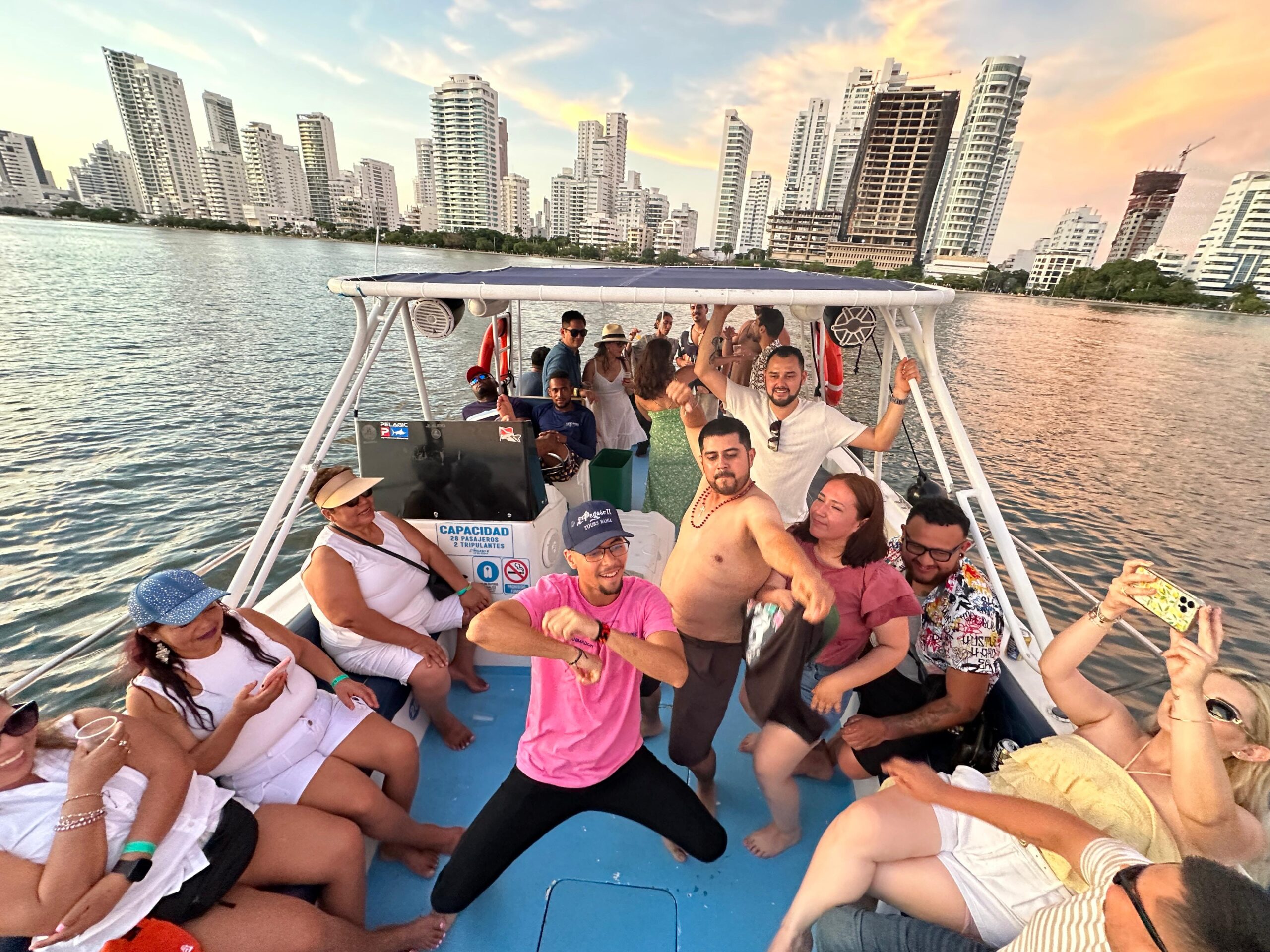 Tour Nocturno en Bote Deportivo - Image 9